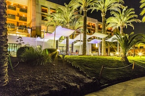 Fachada da propriedade à noite