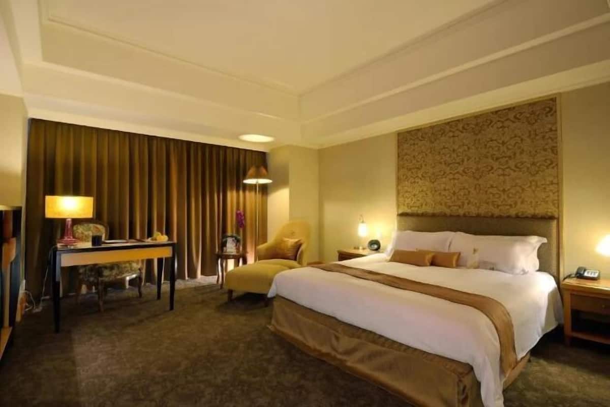 In-room safe, desk, soundproofing, free cribs/infant beds