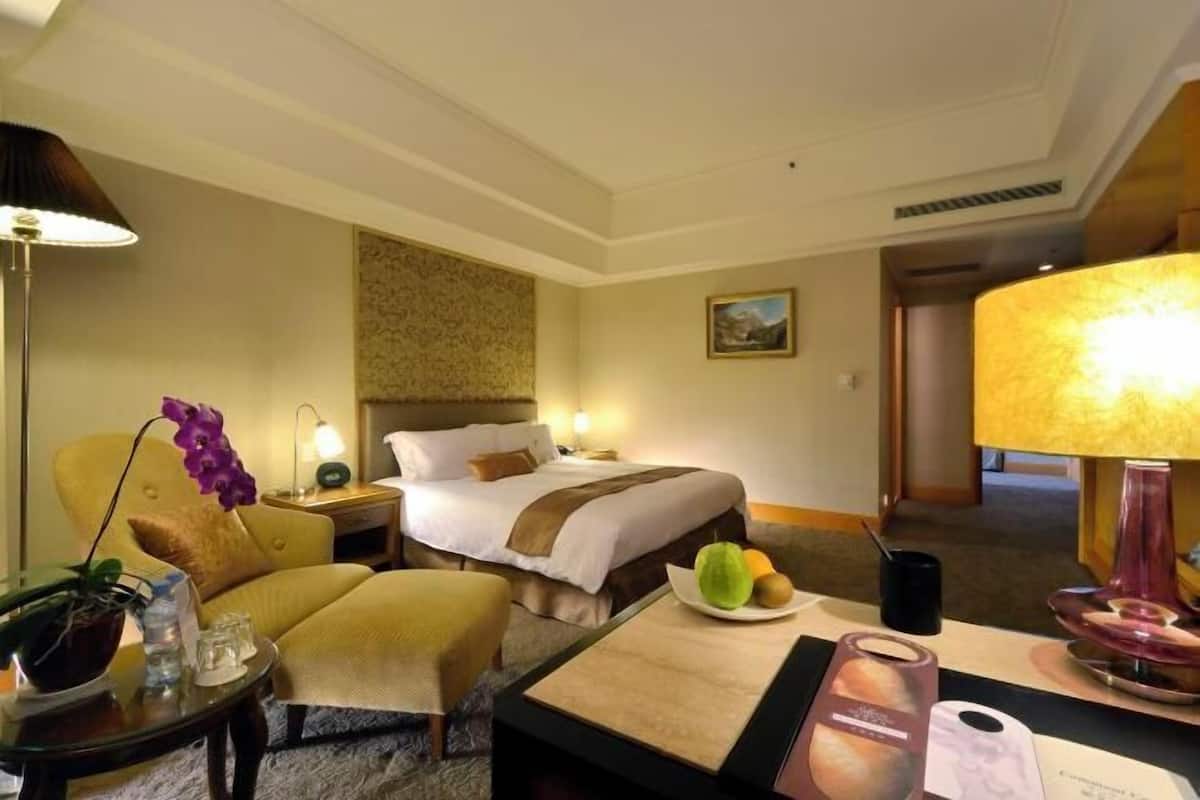 In-room safe, desk, soundproofing, free cribs/infant beds