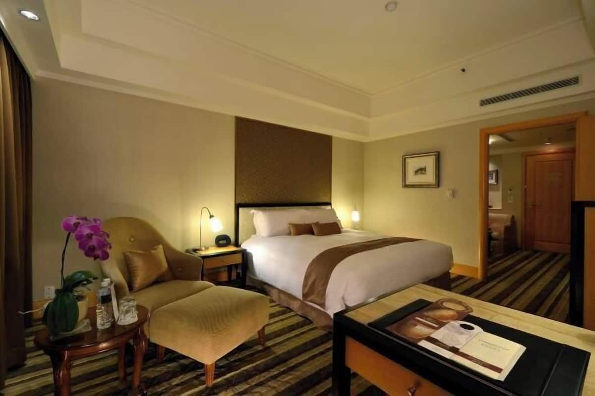 In-room safe, desk, soundproofing, free cribs/infant beds