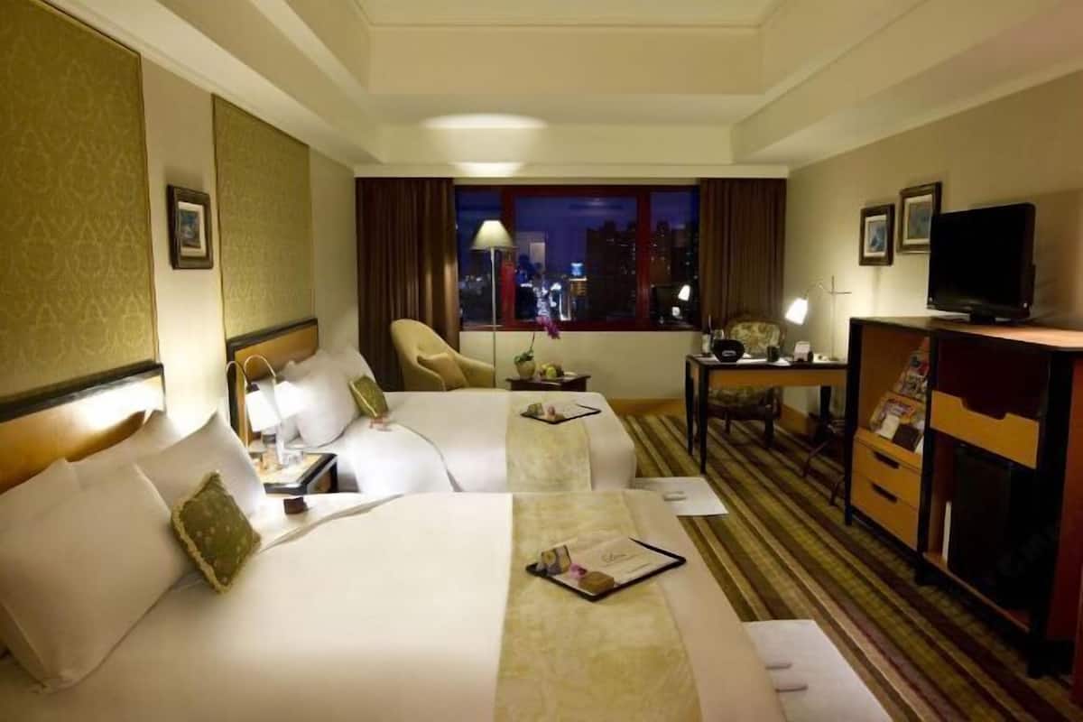 In-room safe, desk, soundproofing, free cribs/infant beds