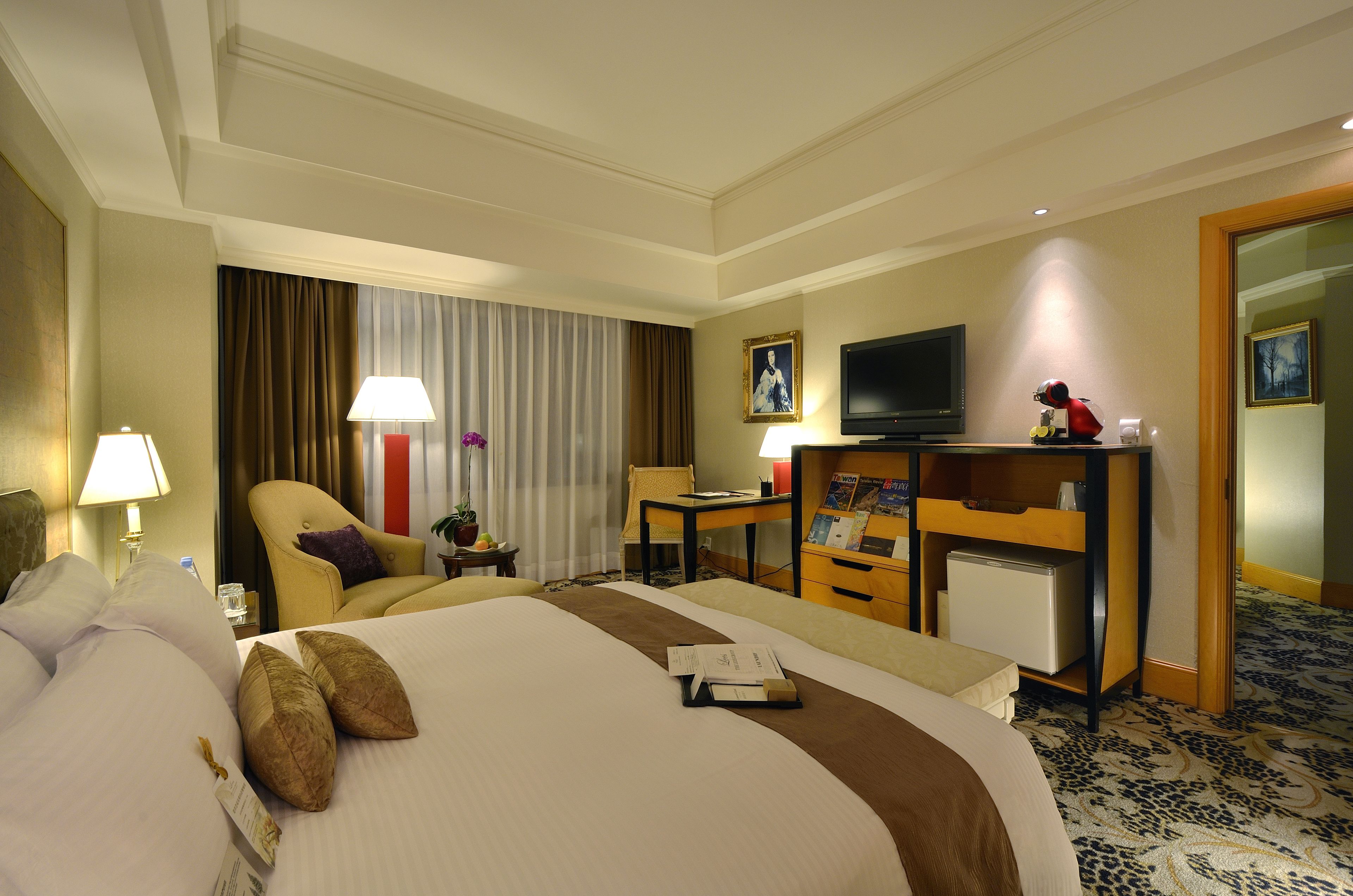 basic suite | 1 bedroom, in-room safe, desk, soundproofing