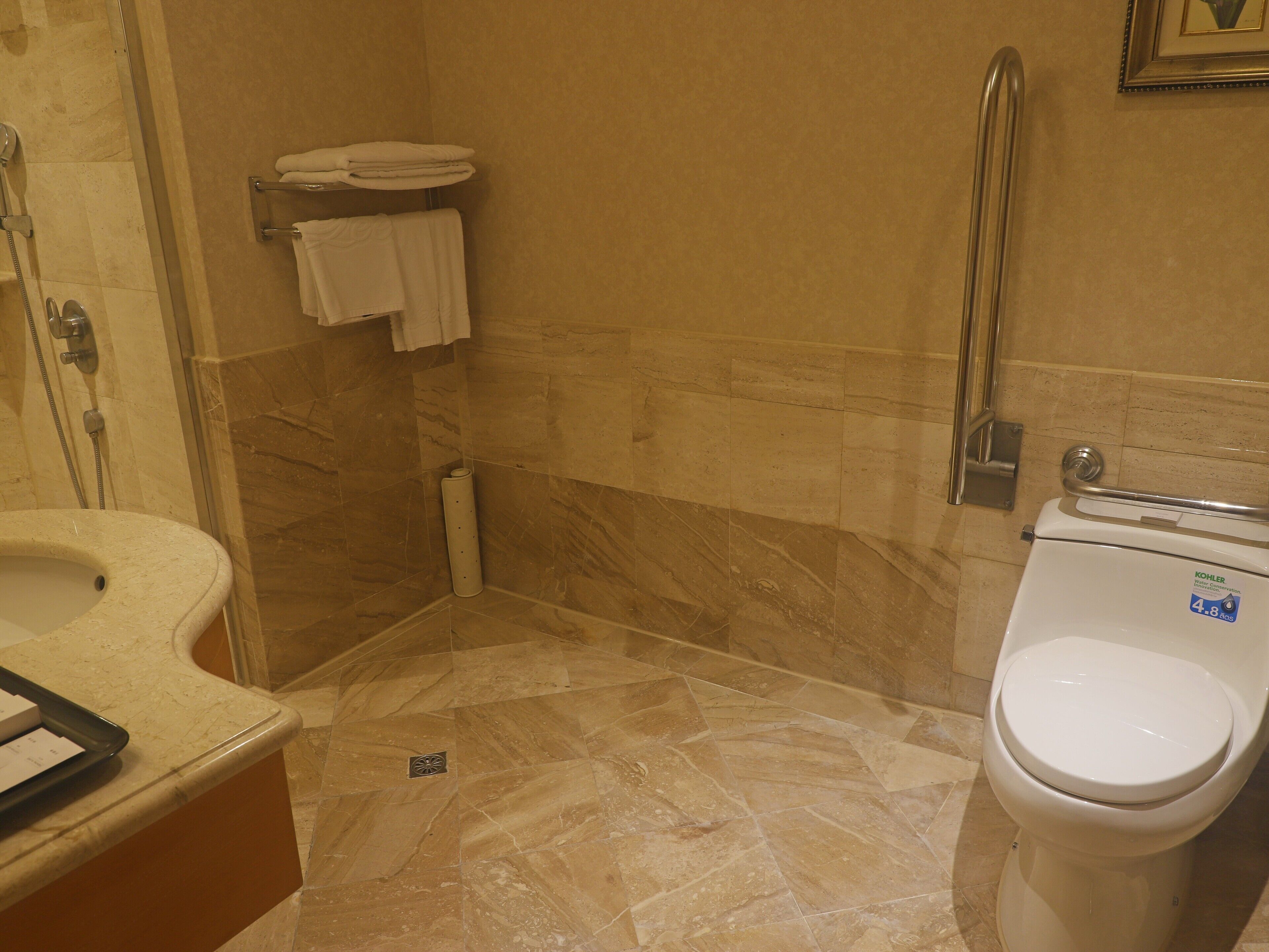 handicap double room | bathroom | combined shower/bathtub, deep-soaking bathtub, free toiletries