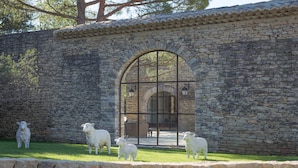 Un edificio de piedra con un amplio ventanal de arco y una pared de piedra.