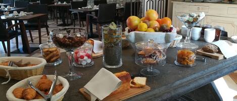 Un bufé de desayuno con diversos alimentos y bebidas.