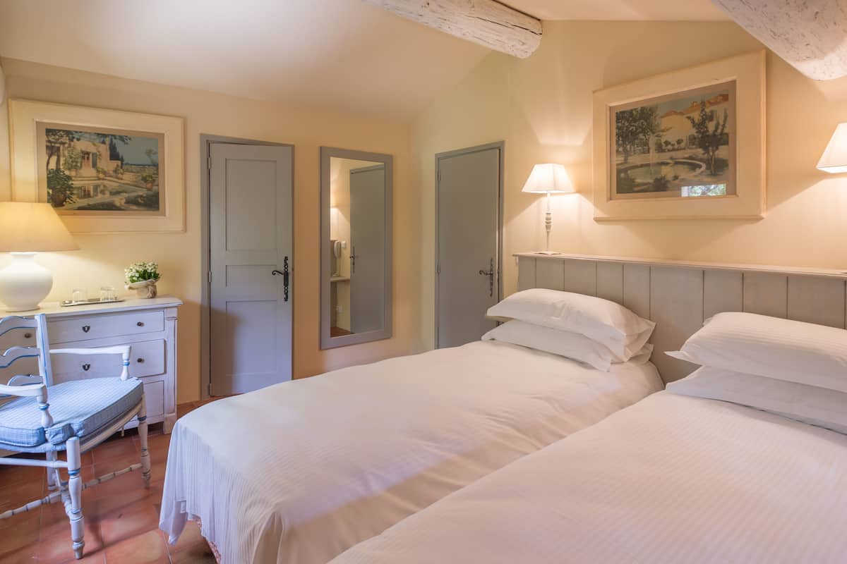 traditional room | premium bedding, pillow-top beds, minibar, in-room safe