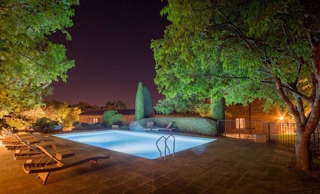 Outdoor pool, sun loungers. Le Jas de Gordes