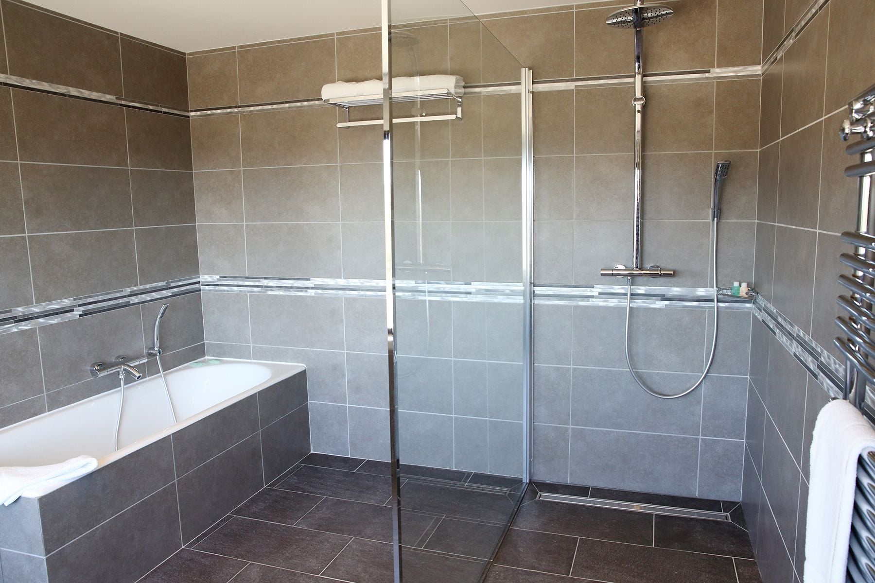 double room | bathroom | free toiletries, hair dryer, bathrobes, towels