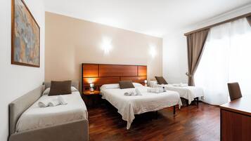 Habitación triple básica | Minibar, escritorio, wifi gratis y ropa de cama