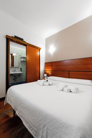 Classic Double Room | Minibar, desk, free WiFi, bed sheets - Hotel City Center (Palermo)