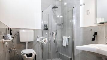Basic Triple Room | Bathroom | Shower, free toiletries, hair dryer, bidet