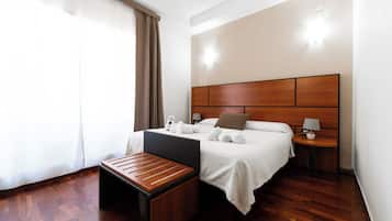 Basic-Dreibettzimmer | Minibar, Schreibtisch, kostenloses WLAN, Bettwäsche