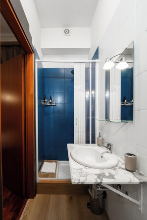 Basic Triple Room | Bathroom | Shower, free toiletries, hair dryer, bidet - Hotel City Center (Palermo)