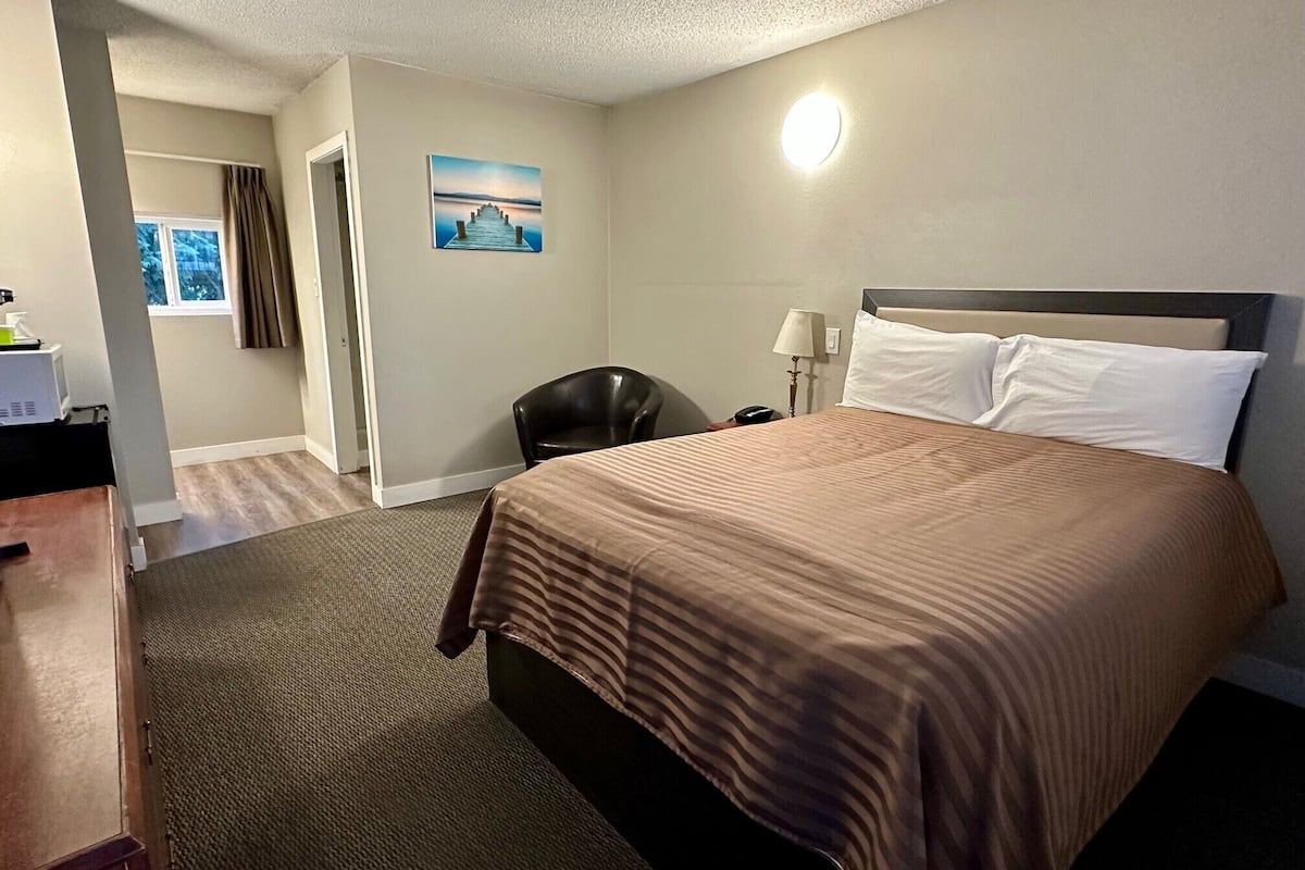 Executive Room, 1 Queen Bed | Soundproofing, free WiFi, bed sheets, alarm clocks