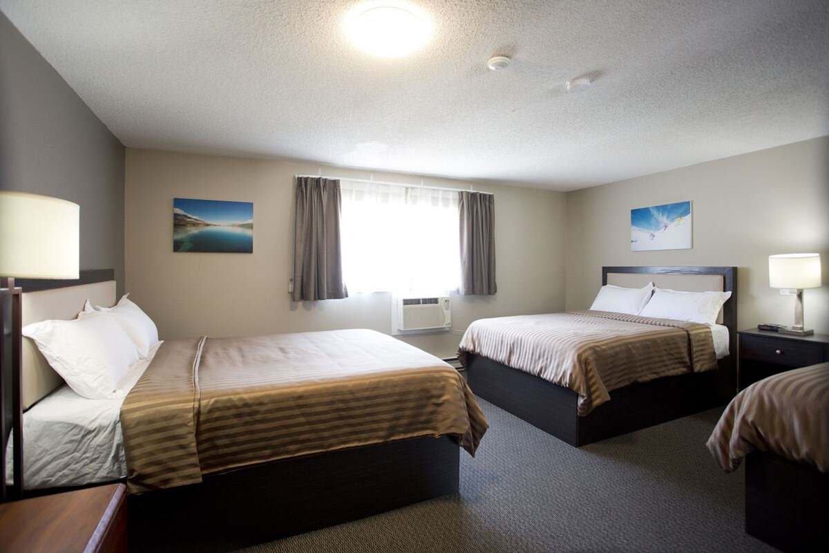 Desk, soundproofing, WiFi (free), alarm clocks