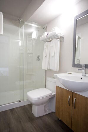 Deluxe Triple Room, 3 Bedrooms | Bathroom | Combined shower/tub, free toiletries, hair dryer, heated floors