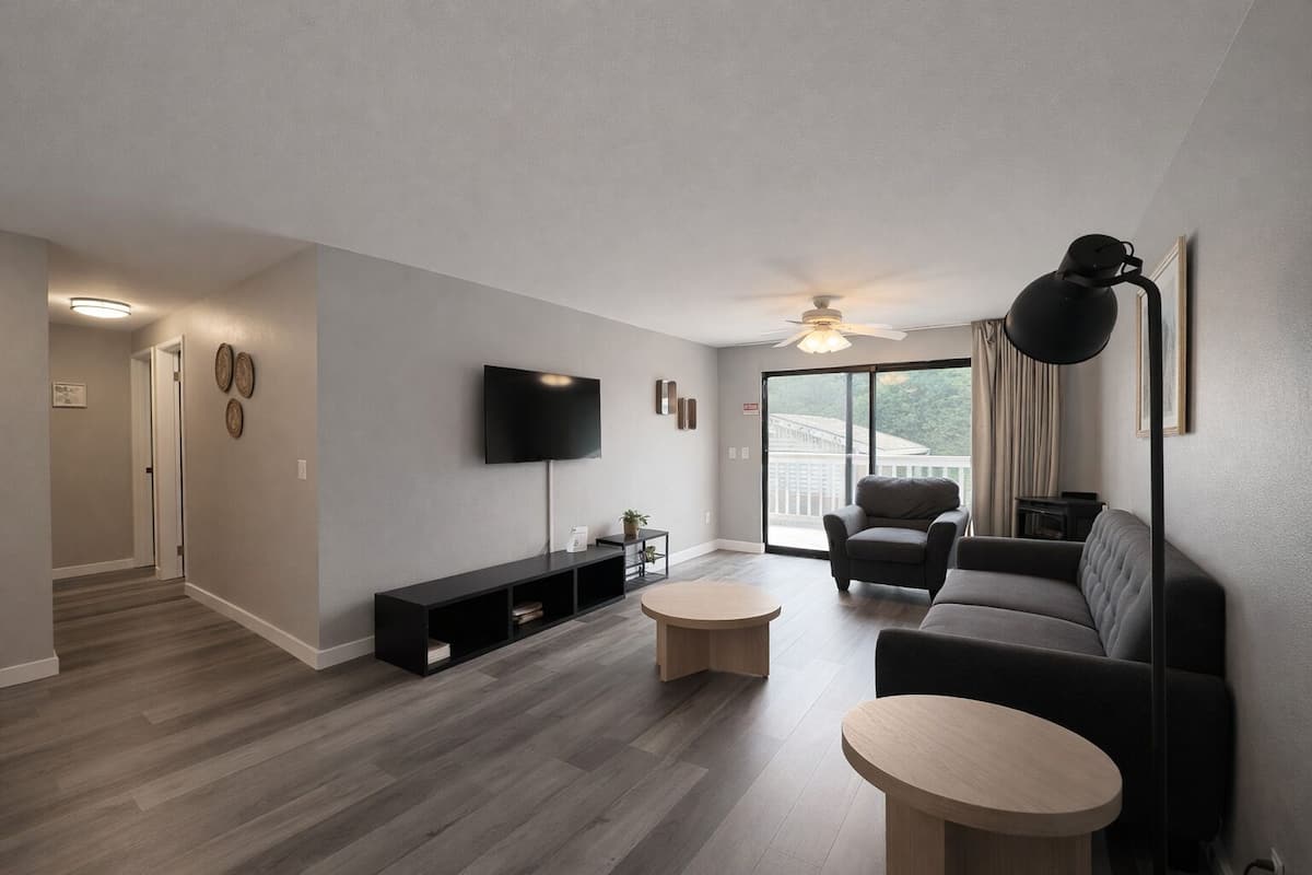 Family Suite, 2 Bedrooms | Living area | Flat-screen TV, fireplace