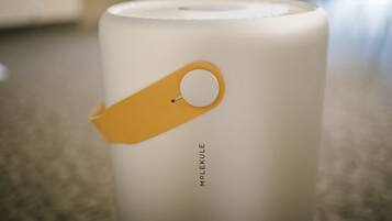 A cylindrical object with a yellow tag and the word "MOLEKULE" on it.
