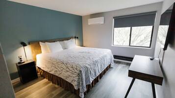 Suite, 1 King Bed | Laptop workspace, iron/ironing board, free WiFi, bed sheets
