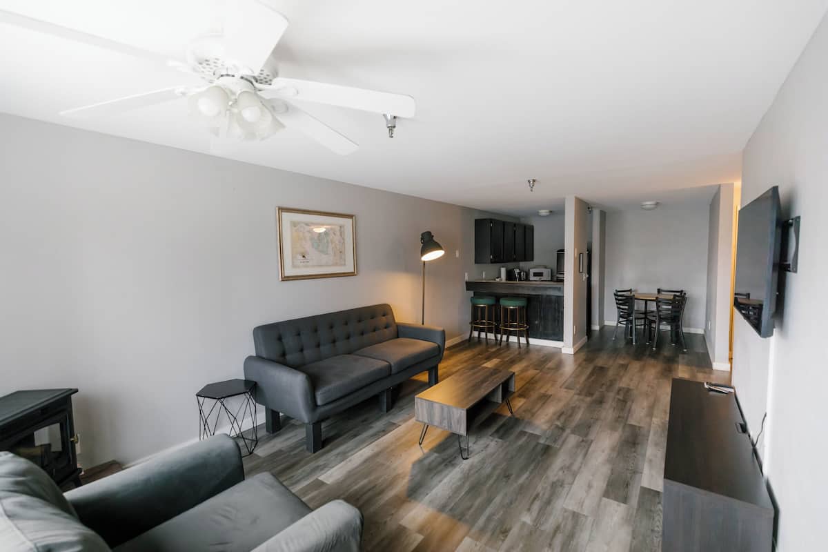 Suite familiar, 2 habitaciones | Espacio para trabajar con laptop y tabla de planchar con plancha