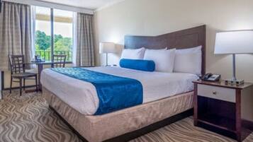 Standard-huone, 1 suuri parisänky, järvinäköala (Standard King Room) | Tallelokero huoneessa, pimennysverhot, silitysrauta/-lauta