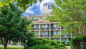 Un edificio de varios pisos con una gran estructura esférica en la parte superior, con el nombre 'Rehoboth Beach'.