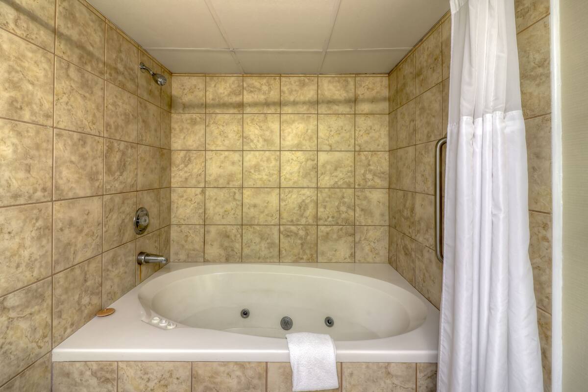 suite, multiple beds, lake view | jetted bathtub