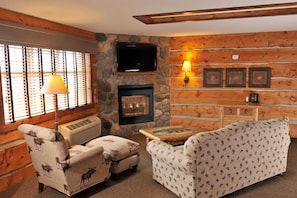 Theme Suite with Whirlpool | Desk, blackout drapes, iron/ironing board, free WiFi
