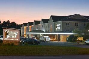 Front of property – evening/night - Cedar Creek Hotel Wausau - Rothschild (Rothschild)