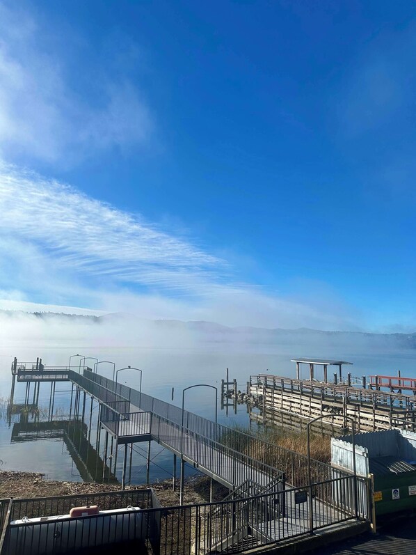 Un muelle se adentra en aguas tranquilas bajo un cielo despejado.