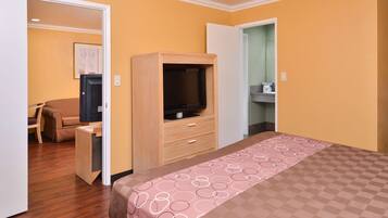 Suite, 1 kingsize bed, niet-roken | Verduisterende gordijnen, een strijkplank/strijkijzer, gratis wifi