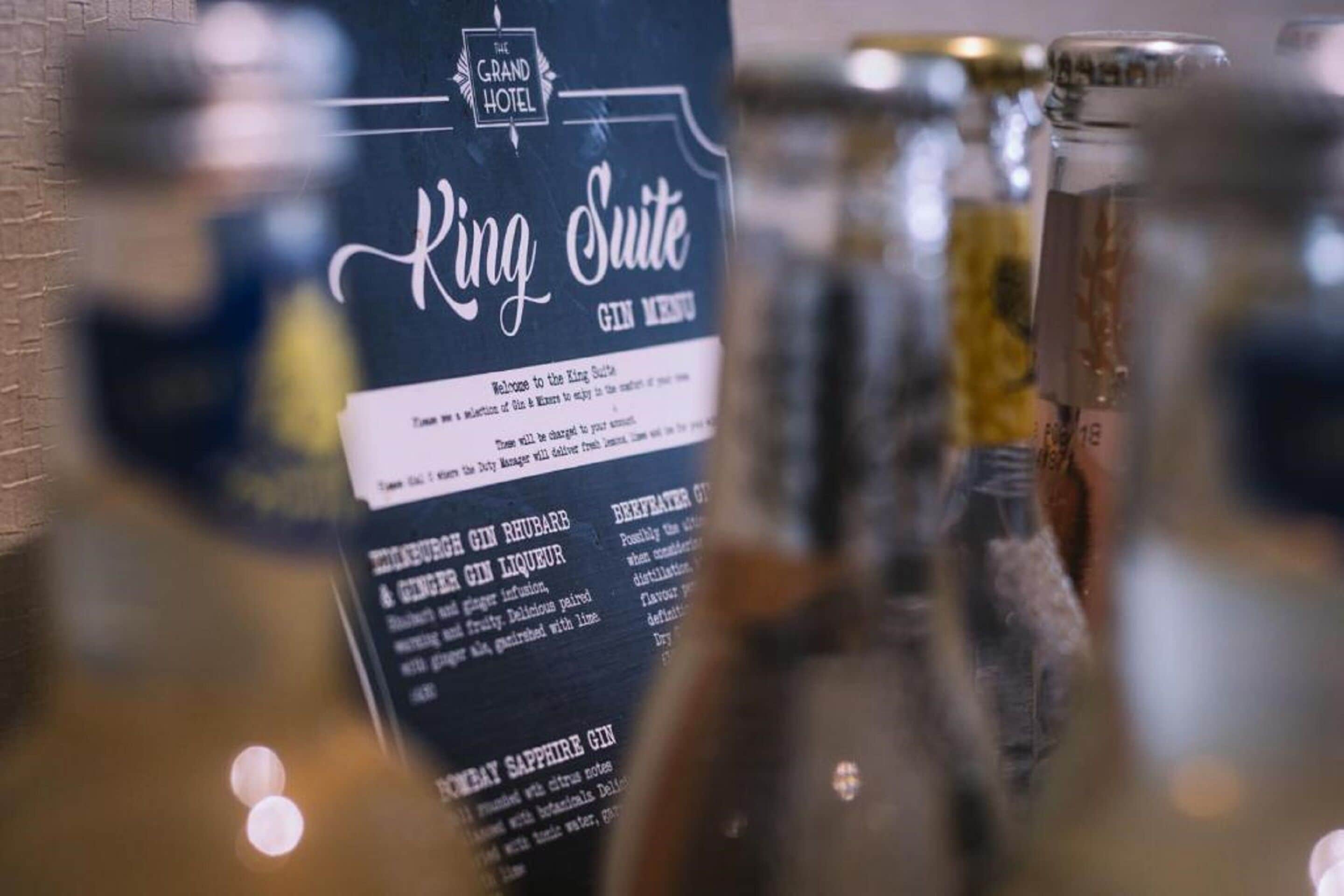 Primer plano de un menú de ginebra de la Suite King en The Grand Hotel.