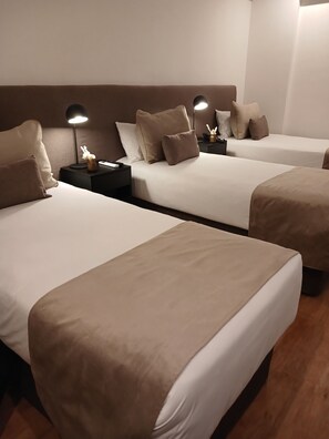 Dreibettzimmer, 3 Einzelbetten | Minibar, Zimmersafe, Schreibtisch, kostenloses WLAN