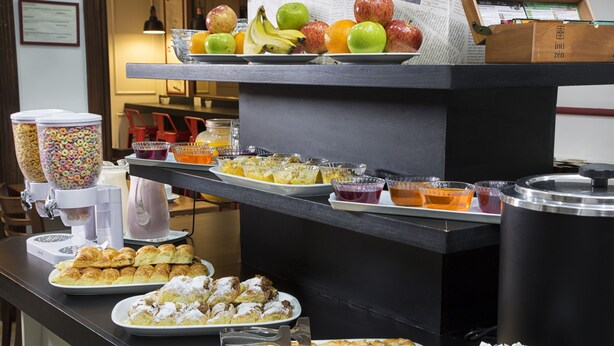 A buffet with various food items and beverages. - Waldorf Hotel (Buenos Aires)