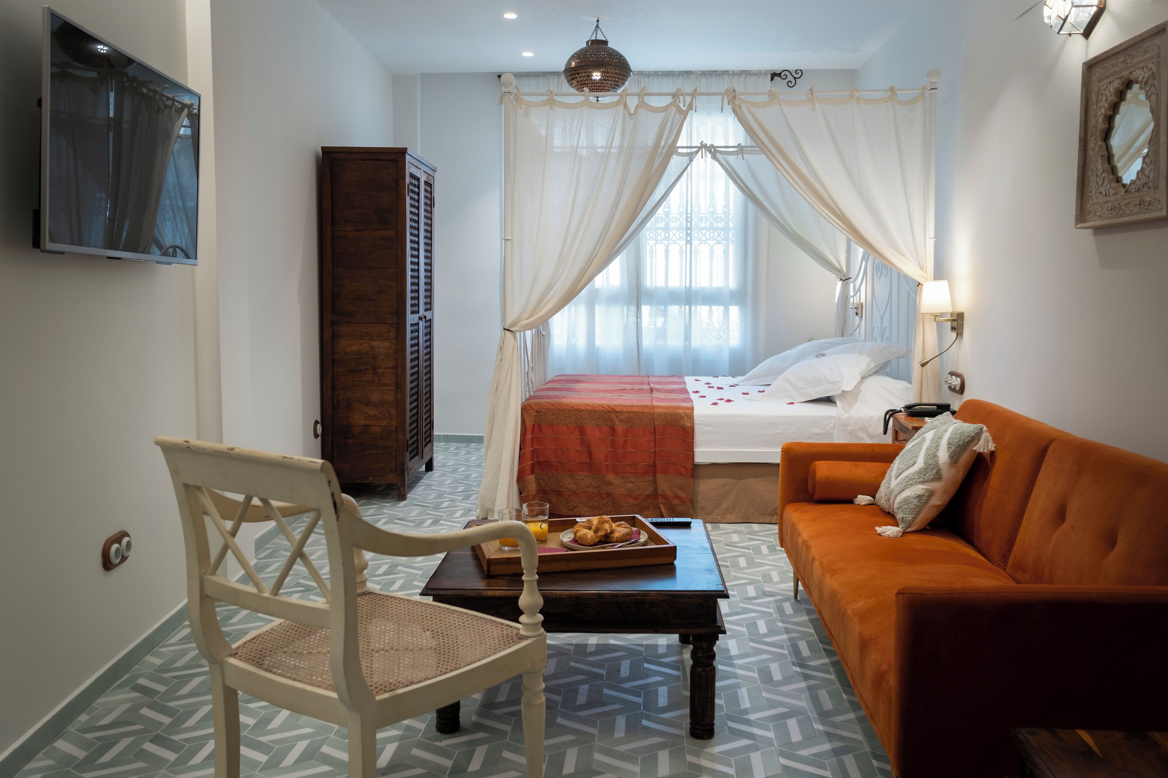 romantic room, jetted tub | 1 bedroom, in-room safe, iron/ironing board, free wifi