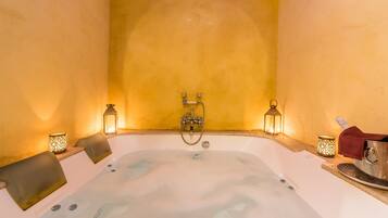 Romantiskt rum - bubbelbad | Värdeförvaringsskåp på rummet, strykjärn/strykbräda och gratis wi-fi