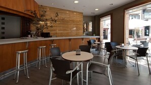 Bar (on property) - Hotel Vetusta (Oviedo)