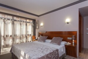 In-room safe, desk, blackout curtains, free cots/infant beds - Hotel Vetusta (Oviedo)