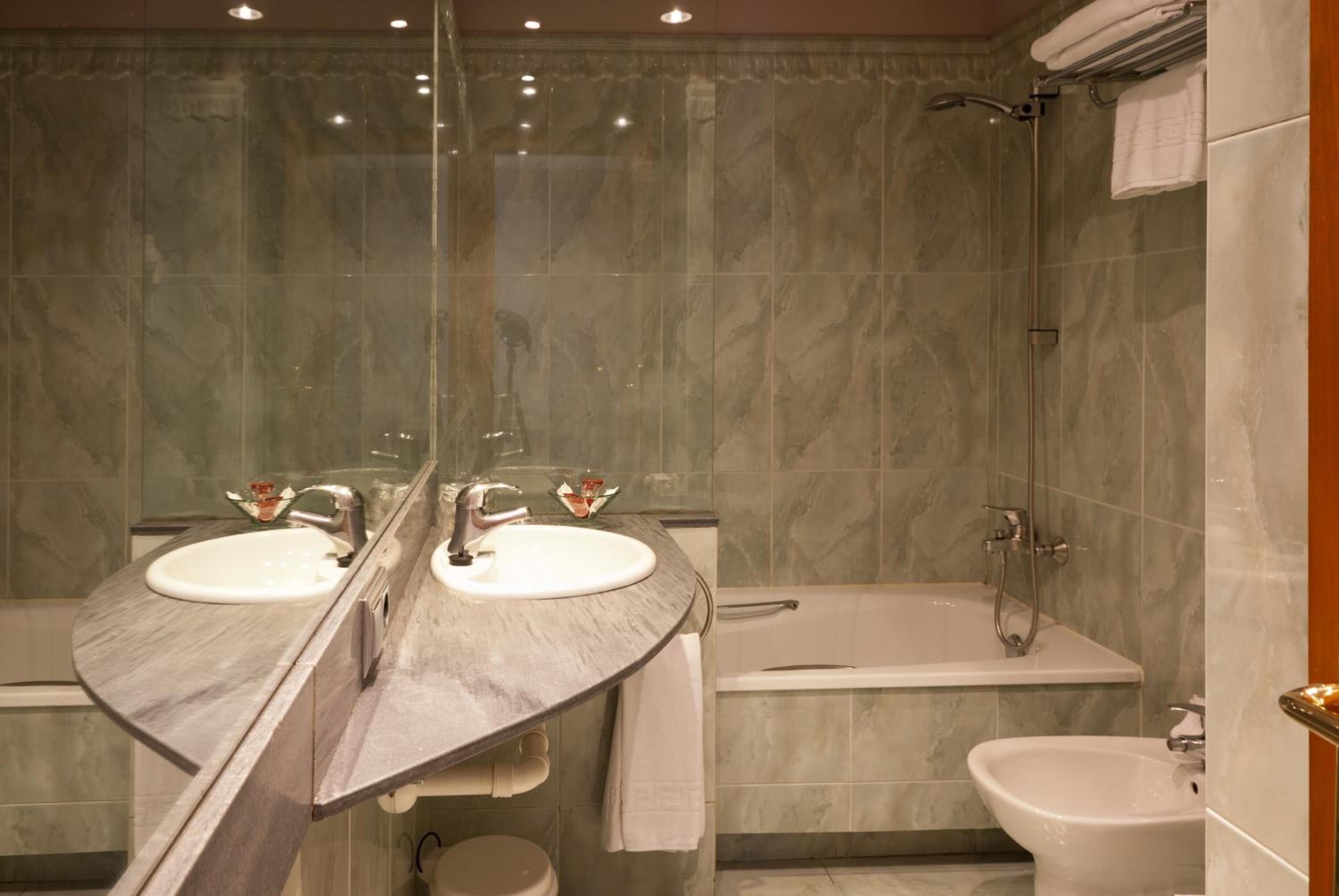 free toiletries, hair dryer