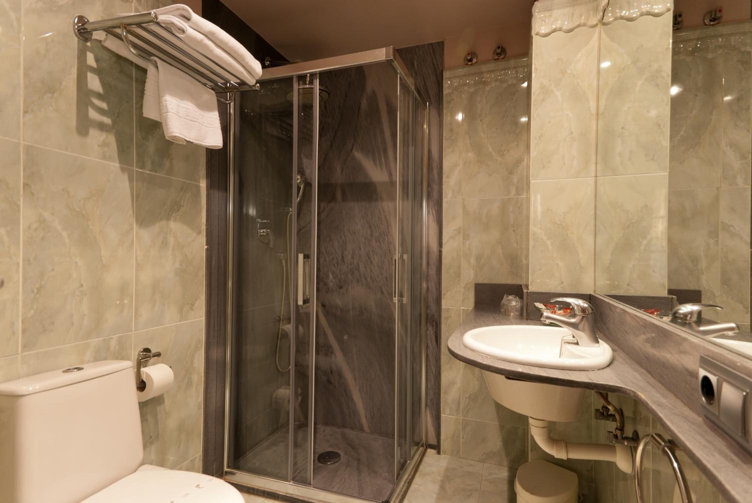 free toiletries, hair dryer