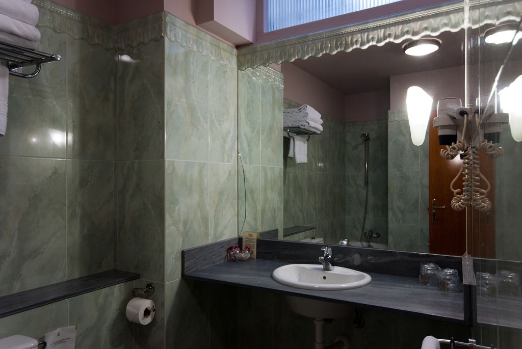 free toiletries, hair dryer