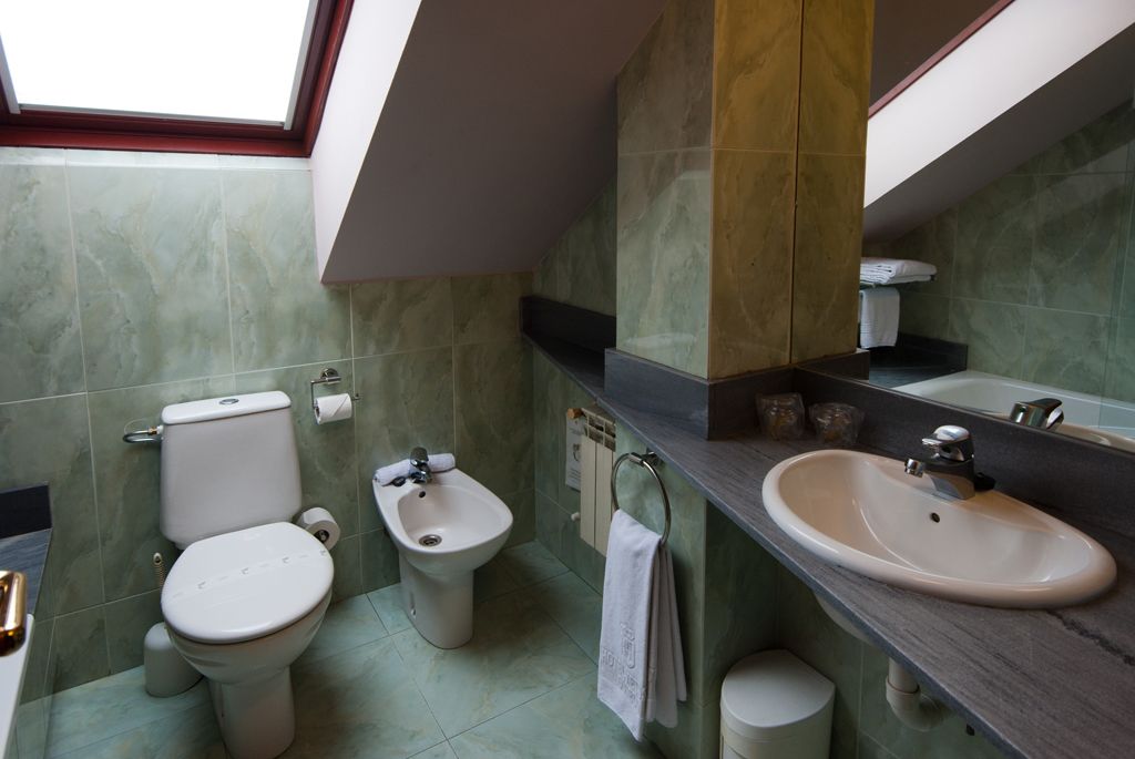 free toiletries, hair dryer