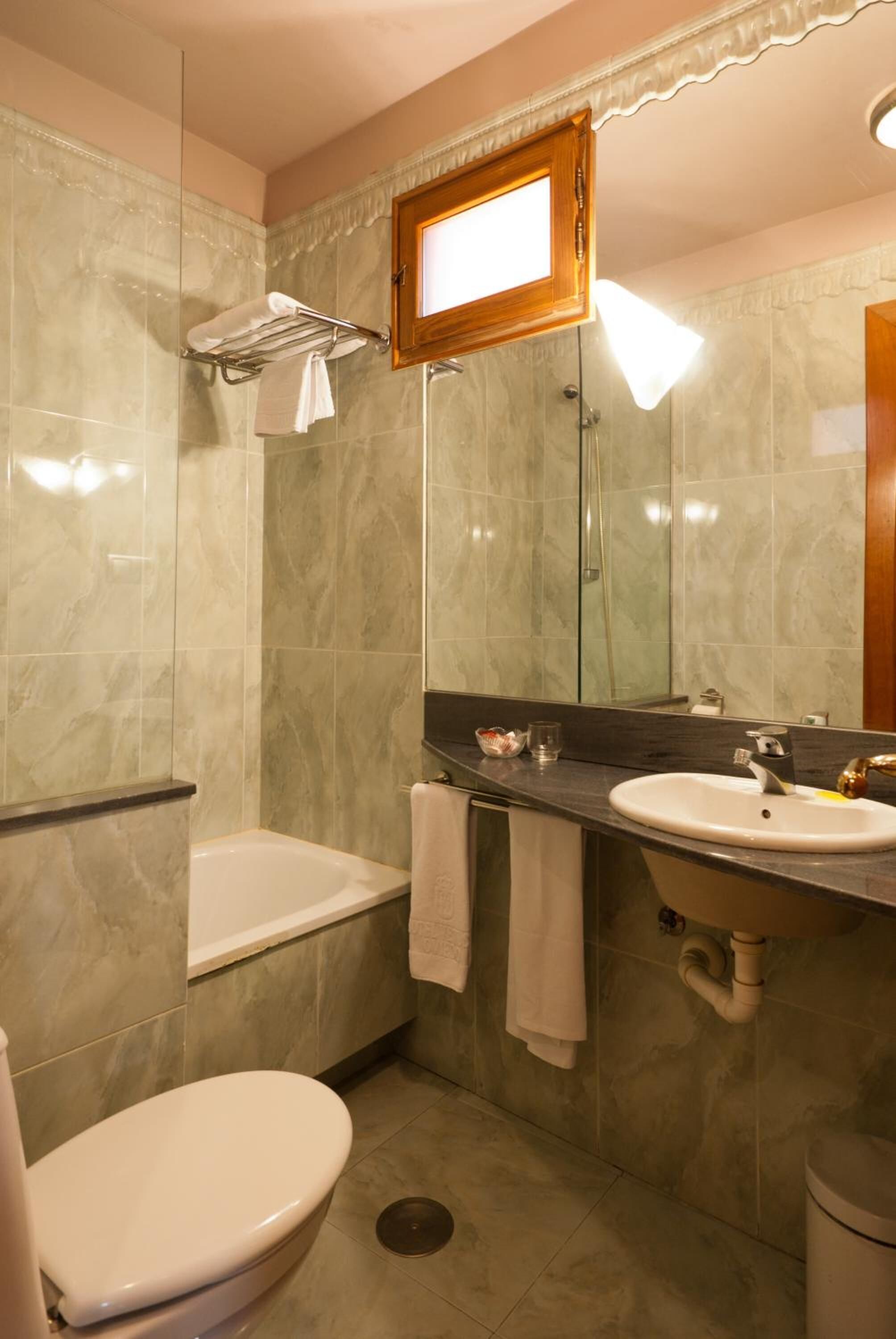 free toiletries, hair dryer