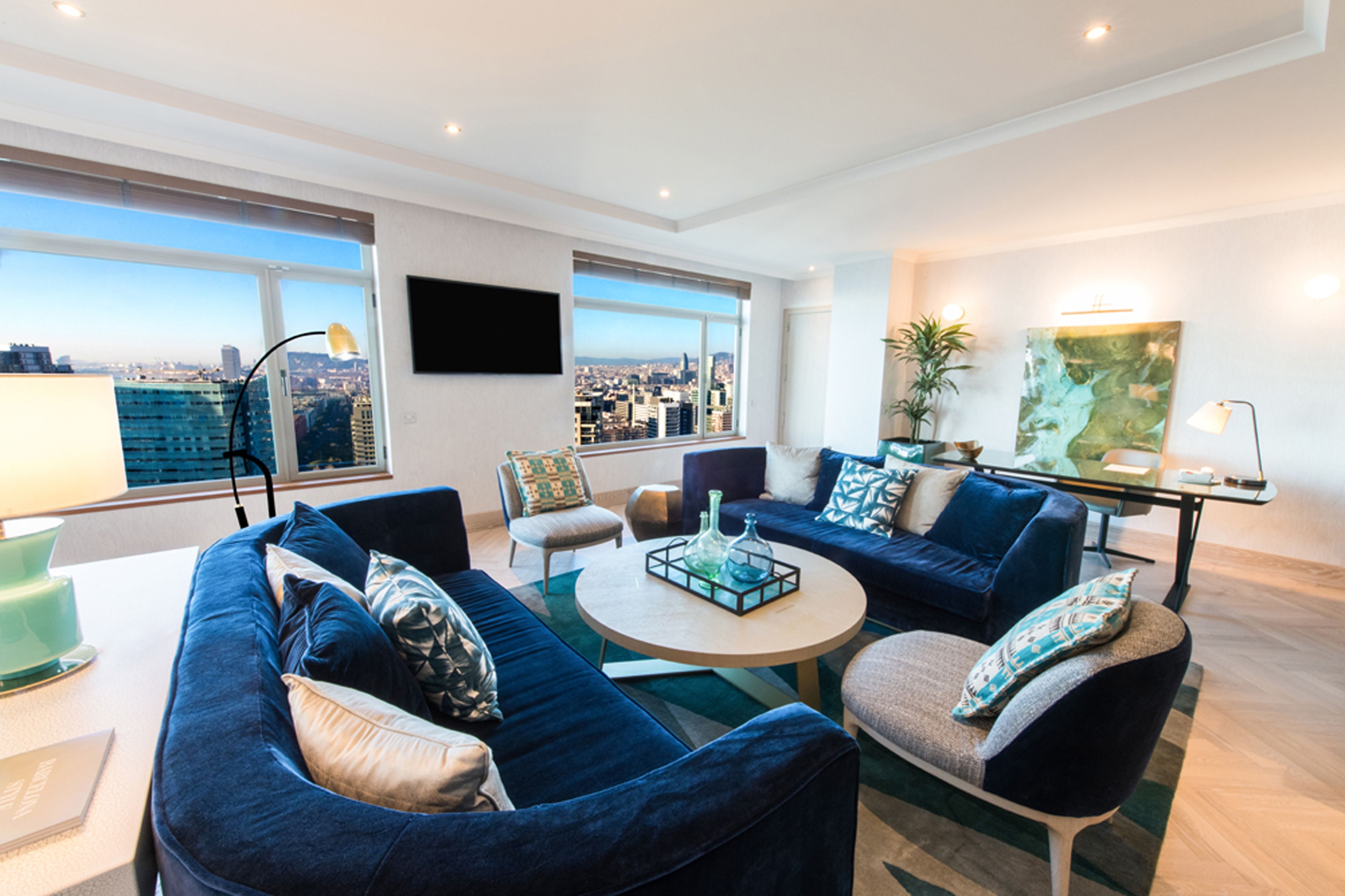 Suite, 1 kingsize bed (Skyline) | Woonruimte | Ledtelevisie