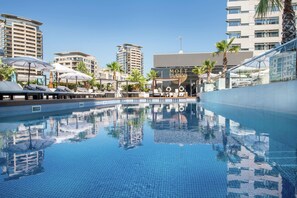 Seasonal outdoor pool, cabanas (surcharge), pool umbrellas - Hilton Diagonal Mar Barcelona (Barcelona)