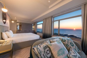 Suite, 1 King Bed (Skyline) | Hypo-allergenic bedding, down comforters, in-room safe, desk - Hilton Diagonal Mar Barcelona (Barcelona)