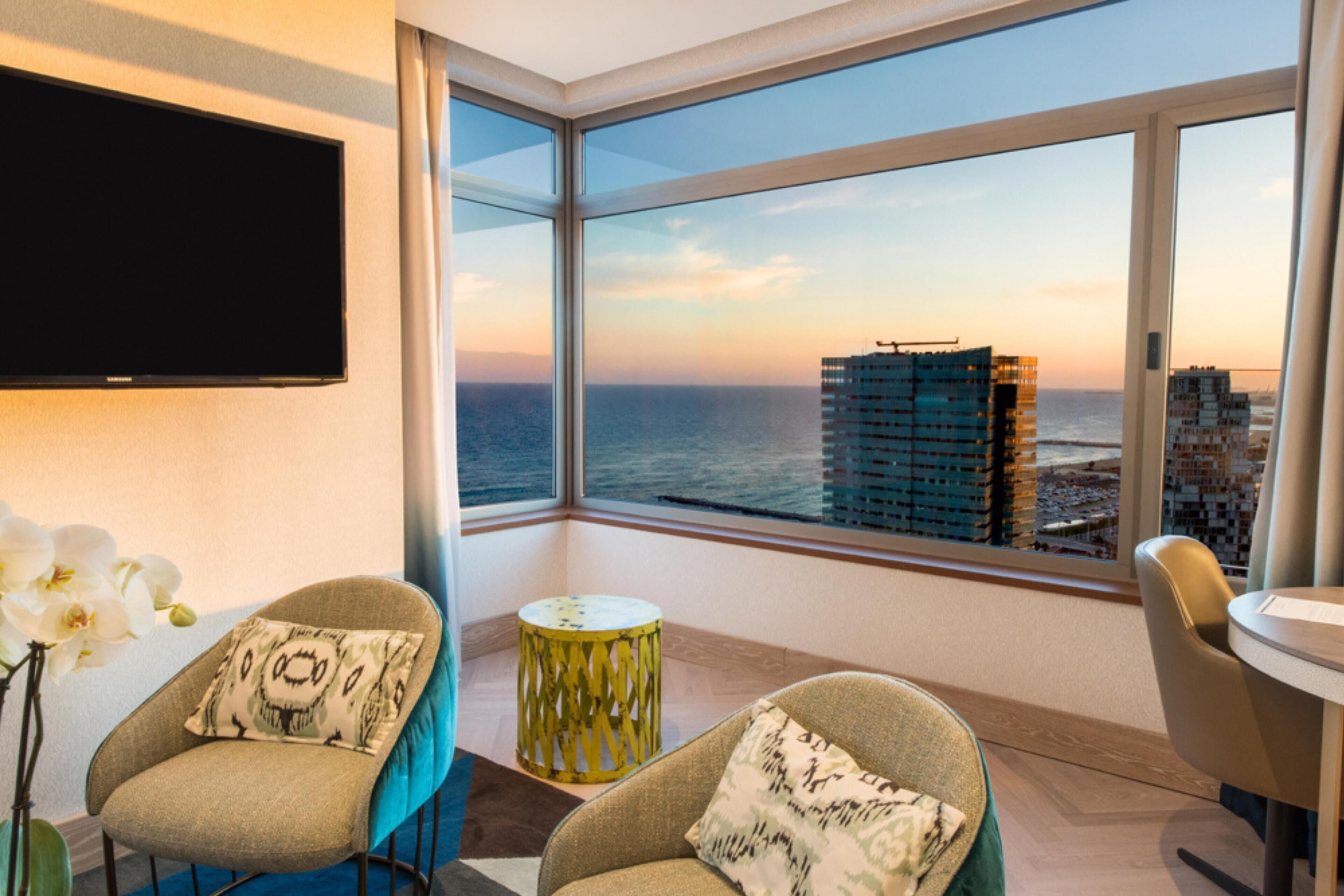 Suite, 1 kingsize bed (Skyline) | Woonruimte | Een 42-inch ledtelevisie met satellietzenders en een televisie