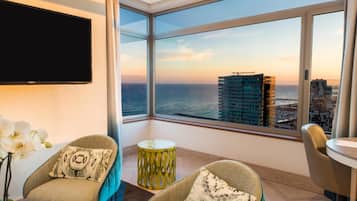 Suite, 1 kingsize bed (Skyline) | Woonruimte | Een 42-inch ledtelevisie met satellietzenders en een televisie