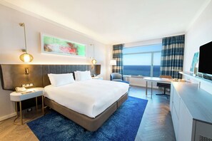 行政客房, 1 张特大床, 海景 | 防过敏的被褥、羽绒被、客房内保险箱、办公桌