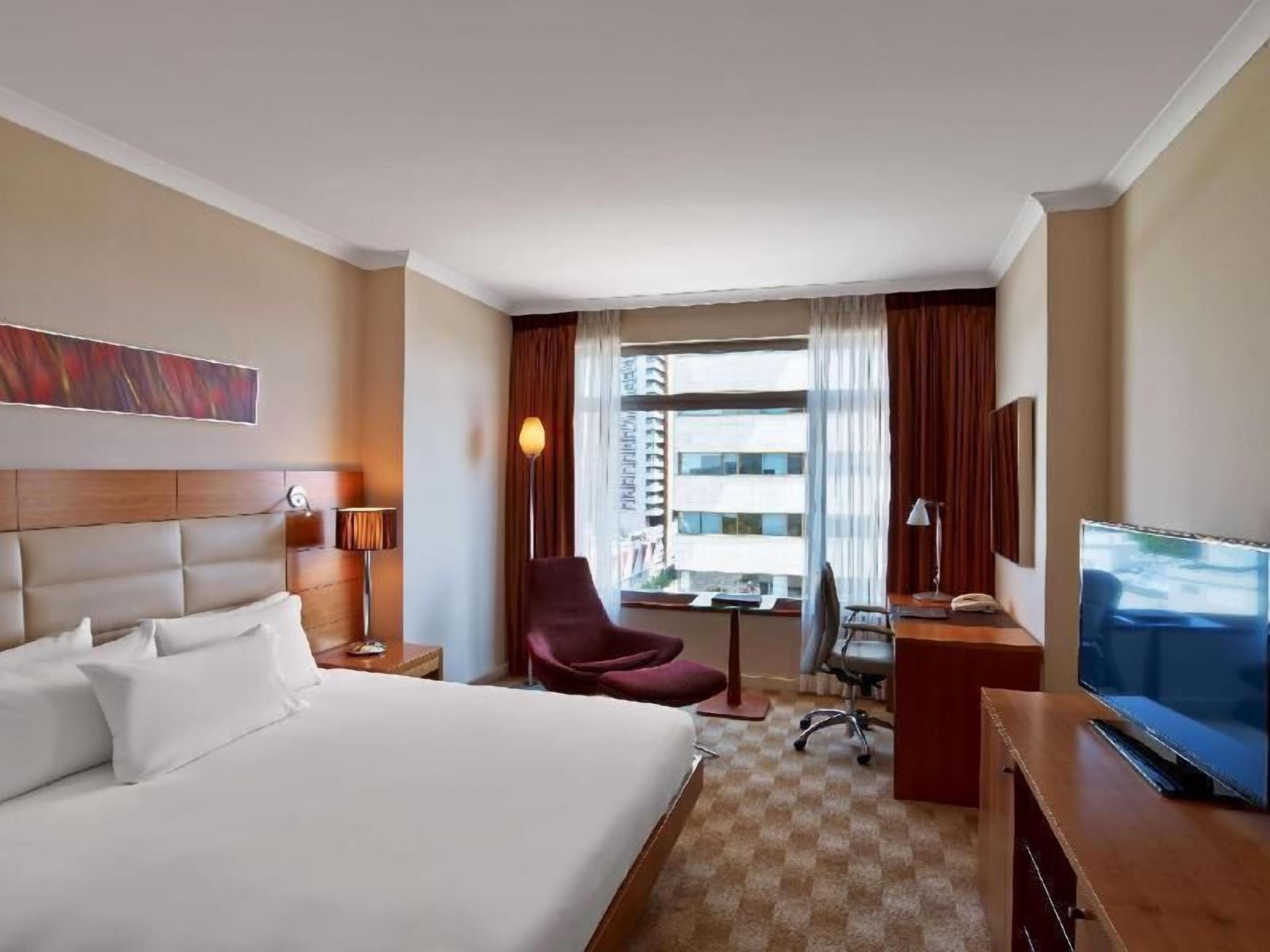 Hypo-allergenic bedding, down comforters, in-room safe, desk